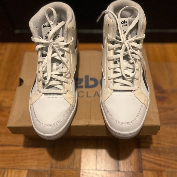 Reebok size 7.5- Black & White - Picture 3 of 7